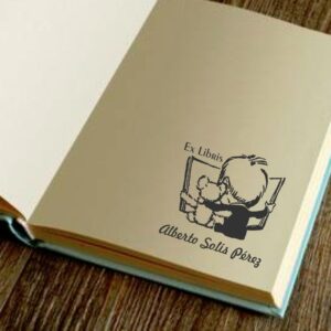 sello libro niño con peluche
