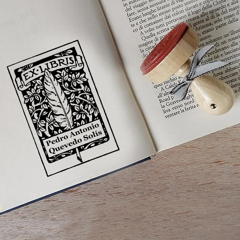 Penna a forma di libro con sigillo
